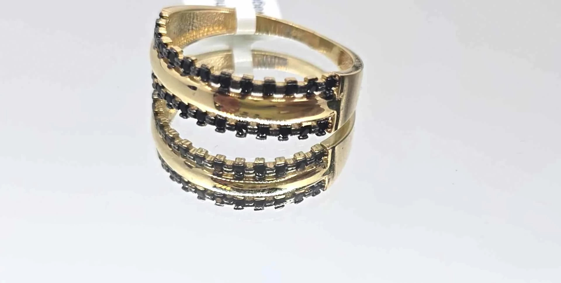 zloty-pierscionek-z-czarnymi-kamykami-ean-gtin-072406250211