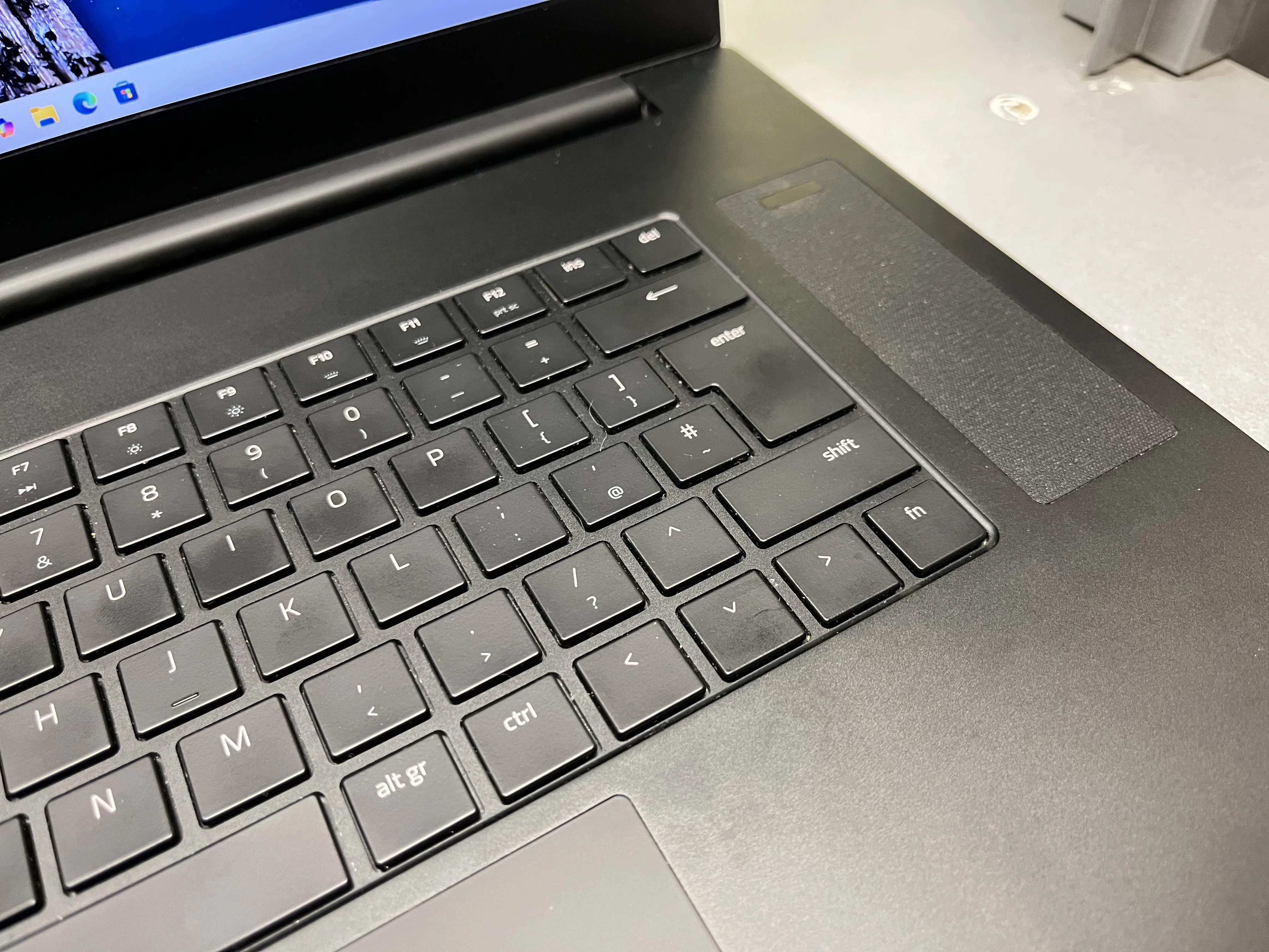 razer-blade-17-pro-32gb1tb-i7-9750h-26ghz-rtx2070-max-q-8gb-kod-producenta-rz09-0423eea3-r3e1