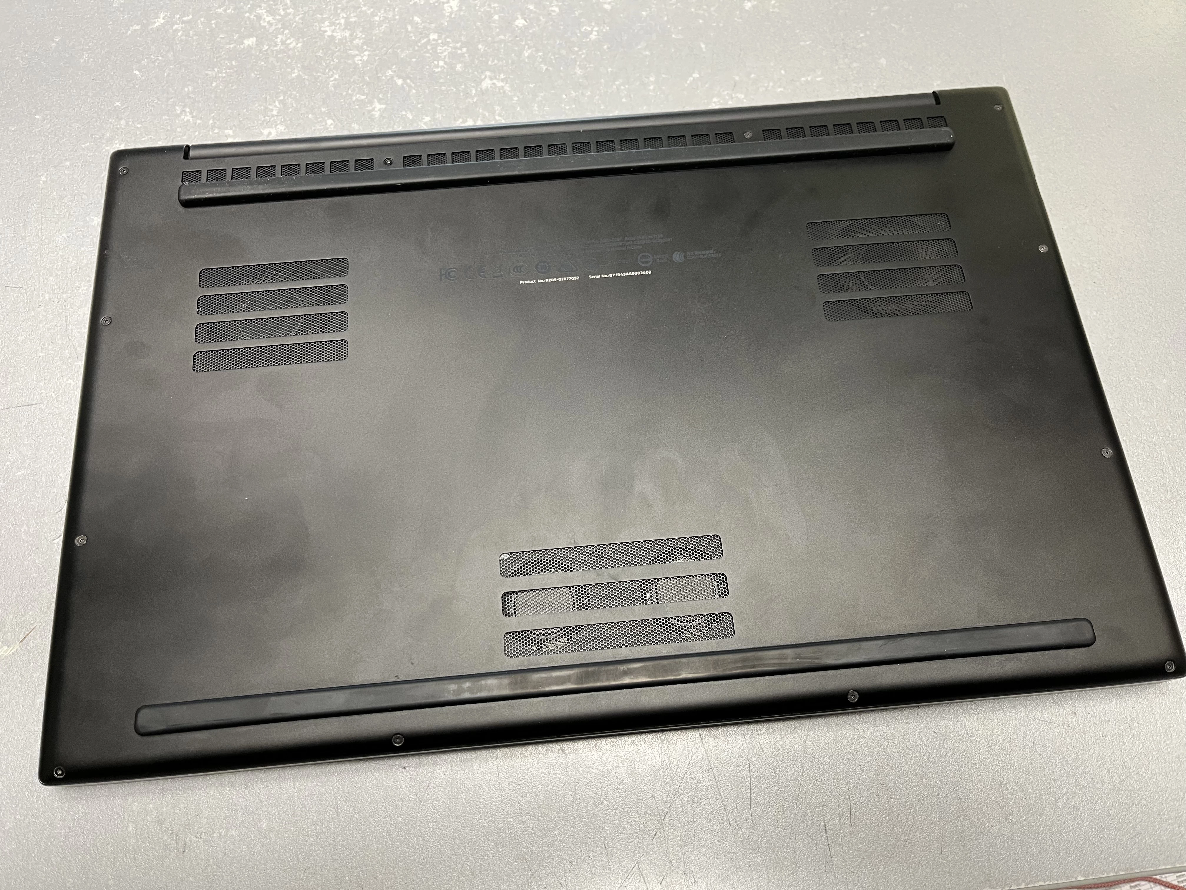 razer-blade-17-pro-32gb1tb-i7-9750h-26ghz-rtx2070-max-q-8gb-seria-procesora-4366-10