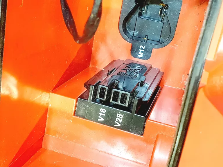 RADIO BUDOWLANE MILWAUKEE C12-28 DCR