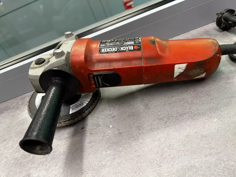 SZLIFIERKA BLACK DECKER CD115