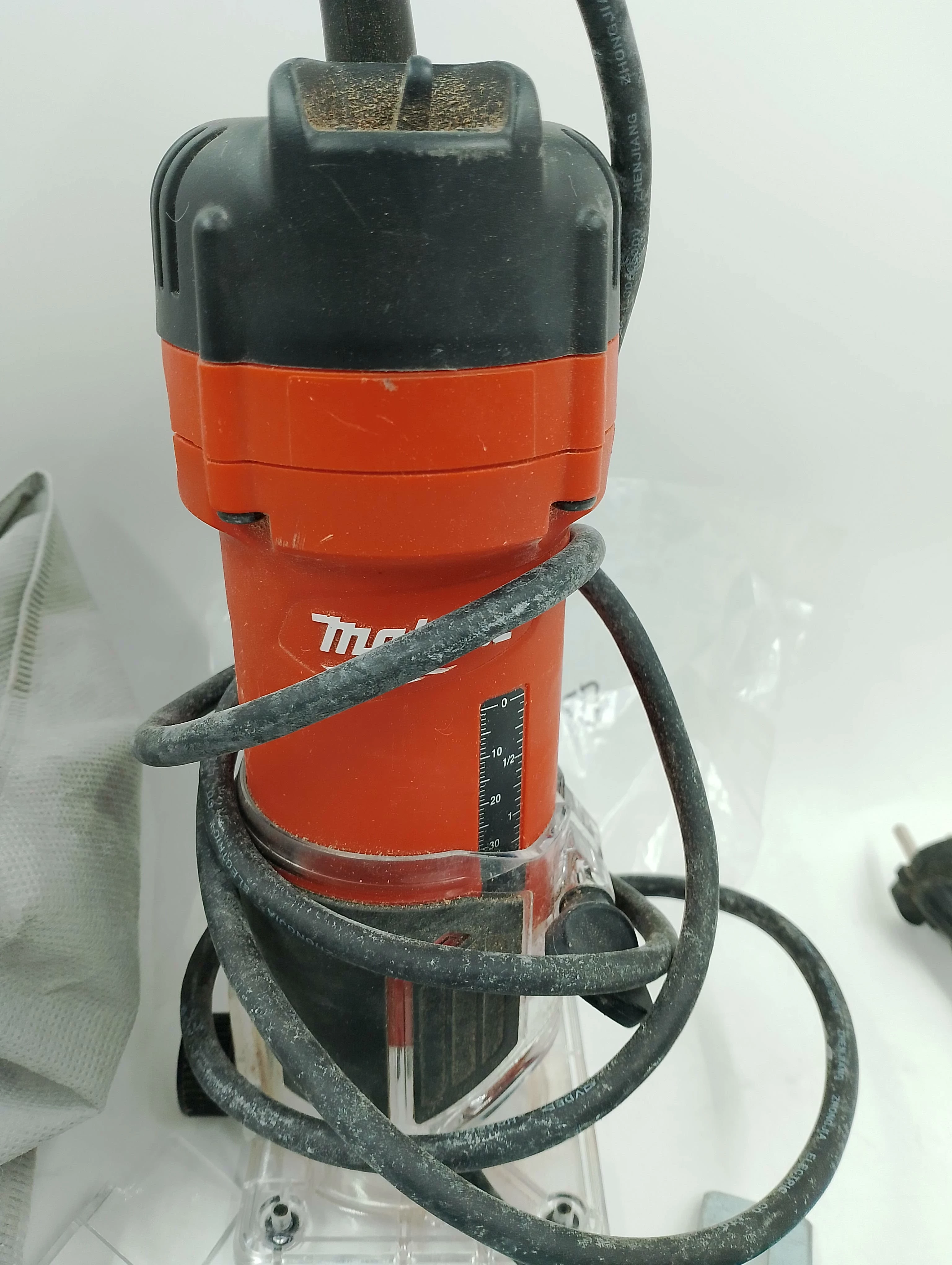 frezarka-krawedziowa-jednoreczna-makita-mt-m3700-ean-gtin-0088381815703