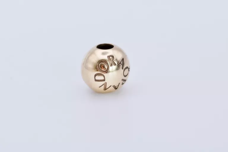 ORYGINALNY CHARMS PANDORA KLIPS SIGNATURE LOGO 7501015 585 3,32G