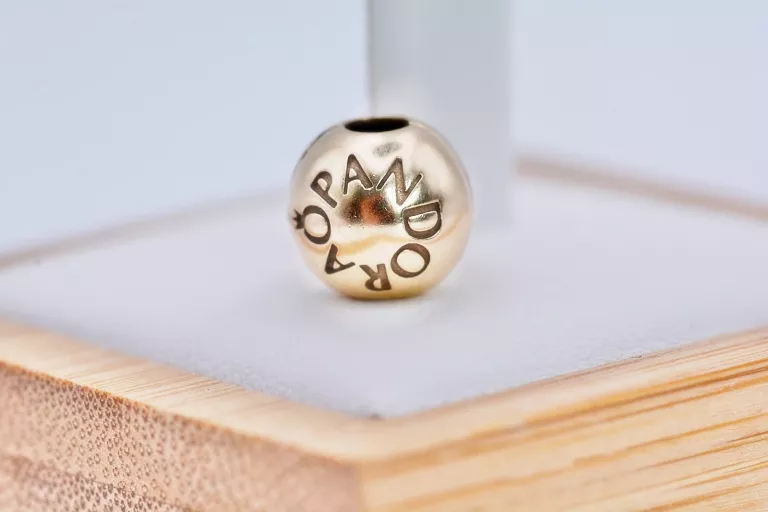 ORYGINALNY CHARMS PANDORA KLIPS SIGNATURE LOGO 7501015 585 3,27G