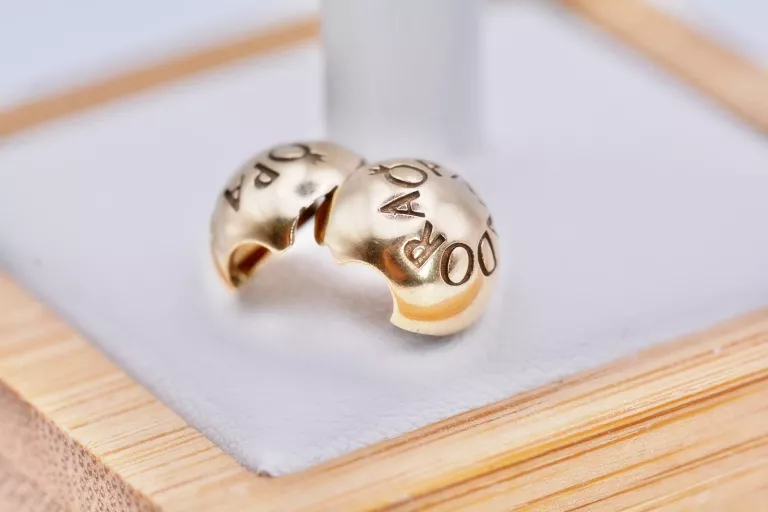 ORYGINALNY CHARMS PANDORA KLIPS SIGNATURE LOGO 7501015 585 3,32G