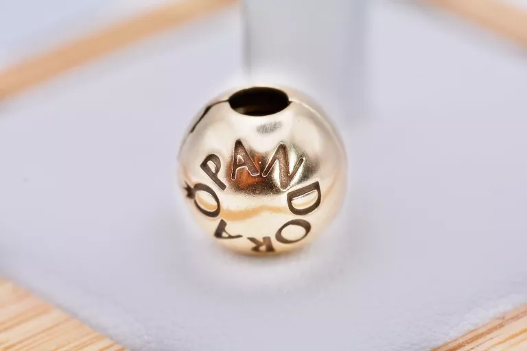 ORYGINALNY CHARMS PANDORA KLIPS SIGNATURE LOGO 7501015 585 3,32G