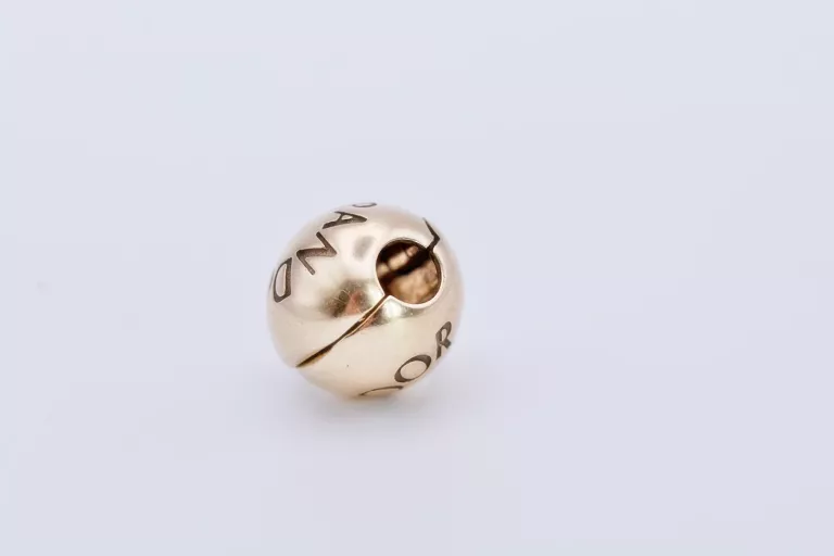 ORYGINALNY CHARMS PANDORA KLIPS SIGNATURE LOGO 7501015 585 3,32G