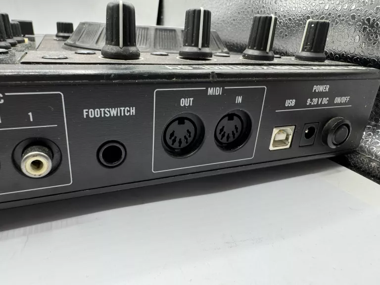 KONSOLETA KONTROLER DJ NATIVE INSTRUMENTS TRAKTOR KONTROL S4 MK1