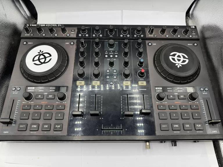 KONSOLETA KONTROLER DJ NATIVE INSTRUMENTS TRAKTOR KONTROL S4 MK1