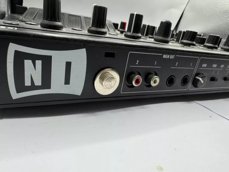 KONSOLETA KONTROLER DJ NATIVE INSTRUMENTS TRAKTOR KONTROL S4 MK1