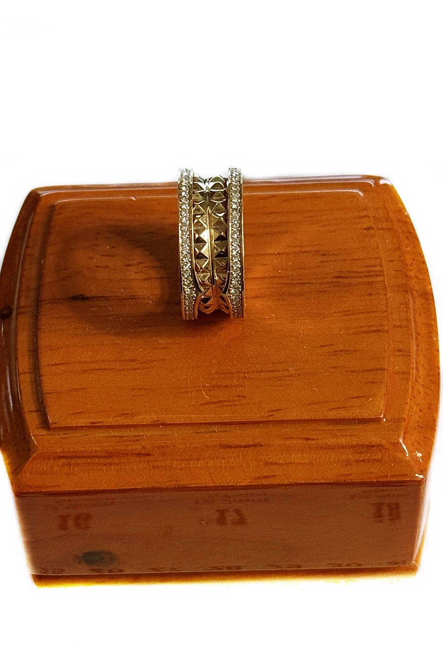 piekny-pierscionek-bvlgari-material-15835-2