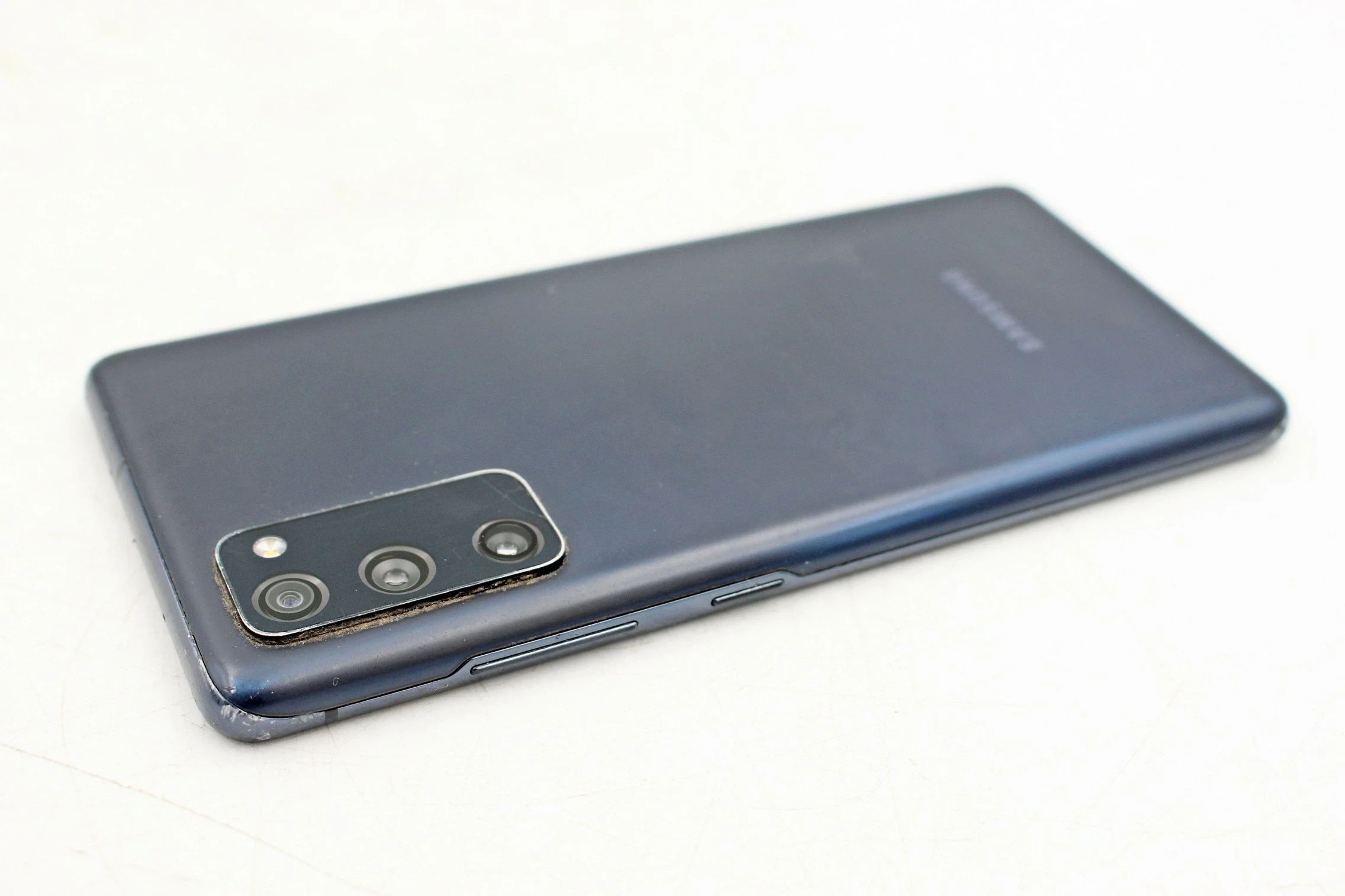 telefon-samsung-galaxy-s20-fe-zbity-przekatna-ekranu-650