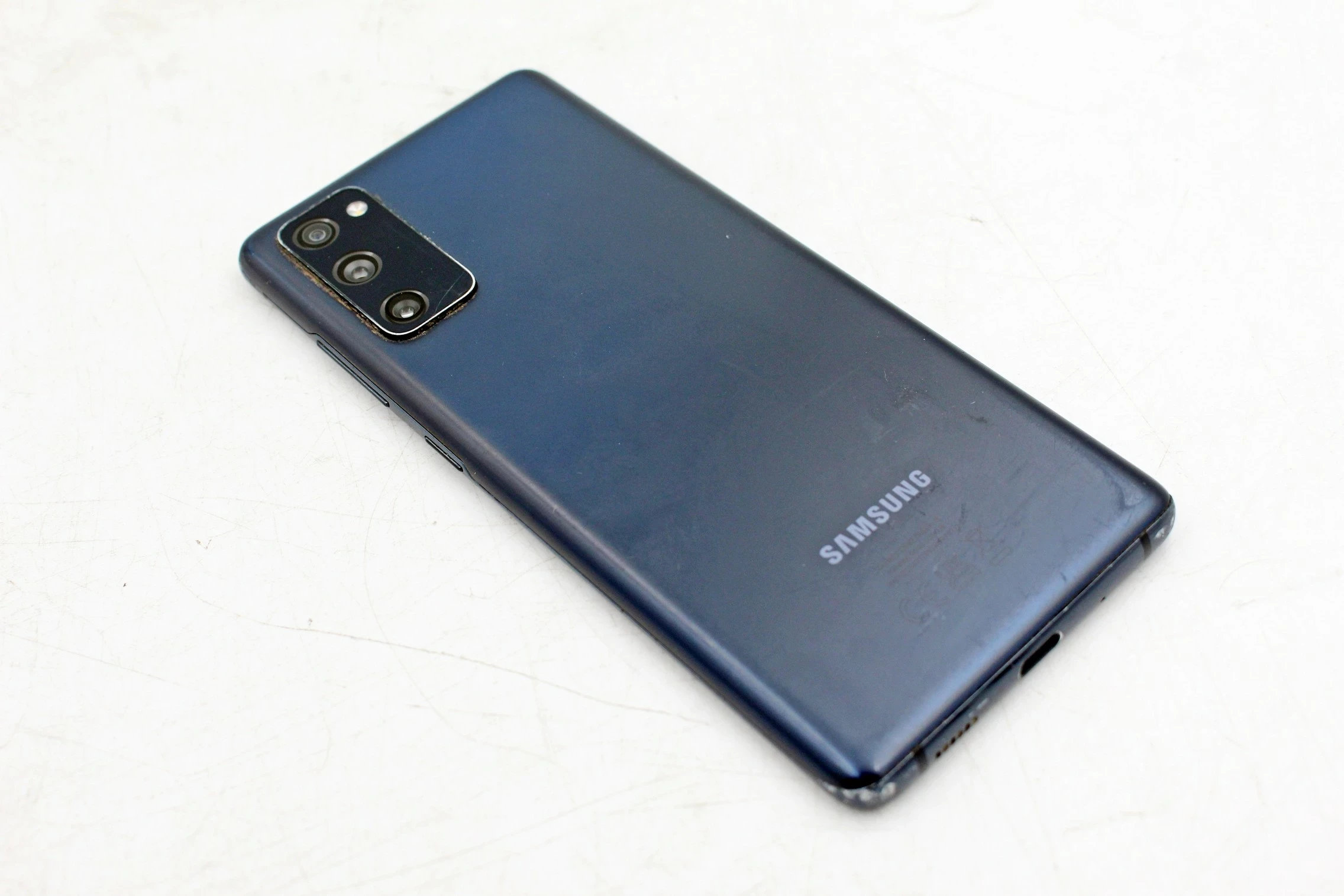 telefon-samsung-galaxy-s20-fe-zbity-typ-202685-212929