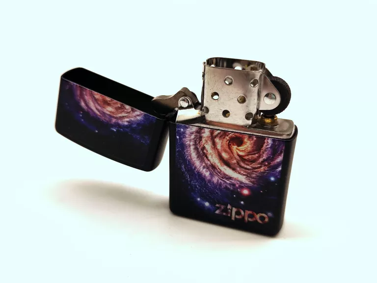 ROZISKRZONA ZAPALNICZKA ZIPPO GALAXY