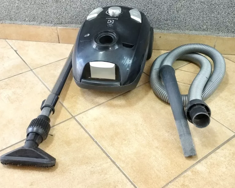 ODKURZACZ ELEKTROLUX EEG24