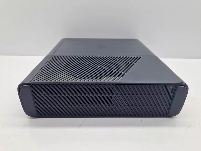 KONSOLA XBOX 360E 1538 500GB + 3XPAD