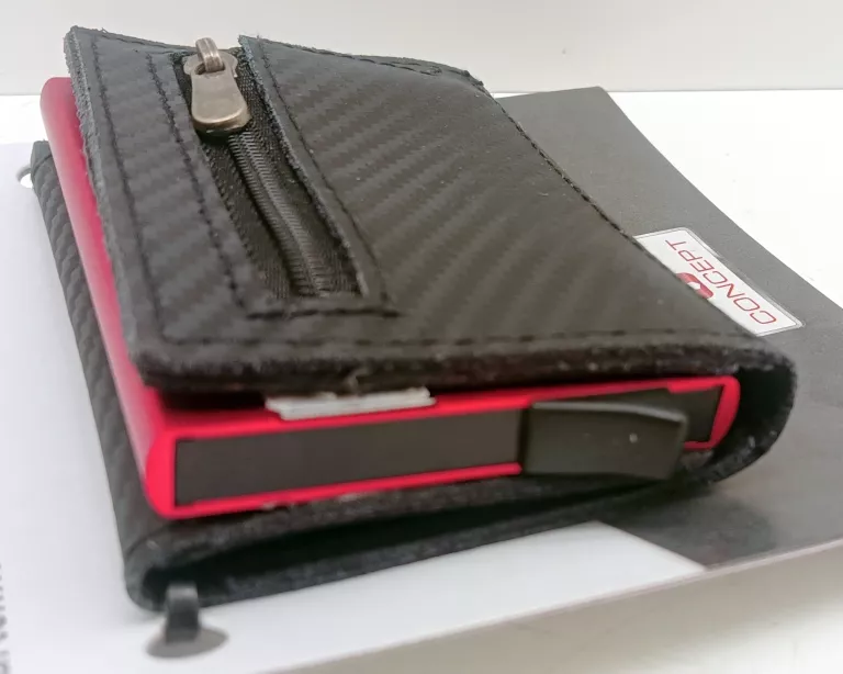 CONCEPT ETUI NA KARTY