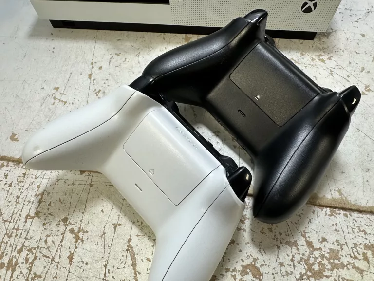 KONSOLA XBOX ONE 500GB + 2 PADY + FIFA 21