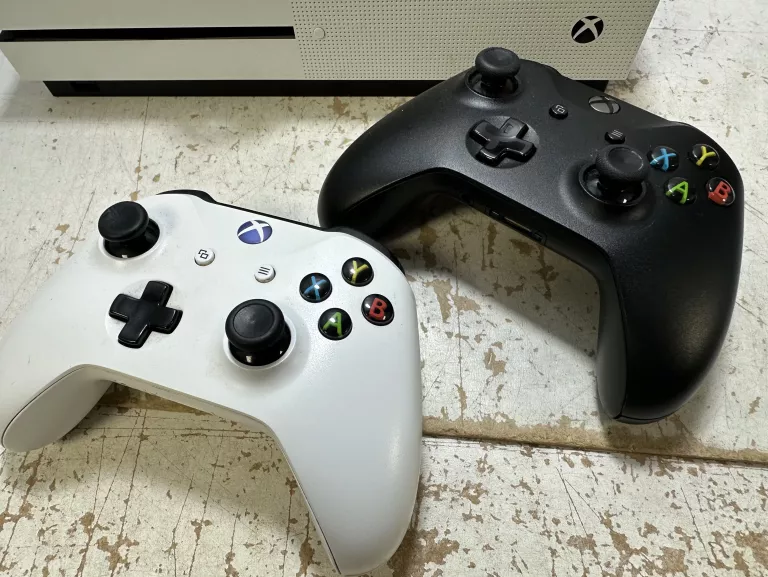 KONSOLA XBOX ONE 500GB + 2 PADY + FIFA 21