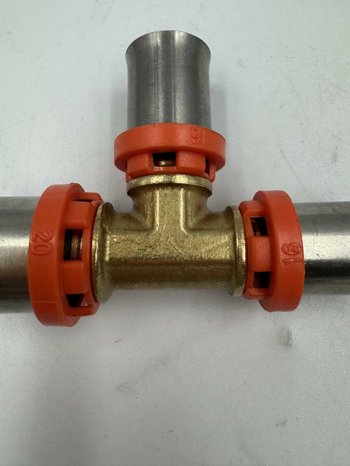 trojnik-20x16x16-zaciskany-pex-sigma-li-u-th-h-stan-11323-2