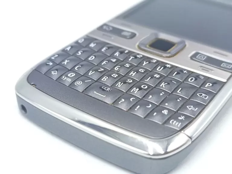 NOKIA E72 SREBRNA 5MPX