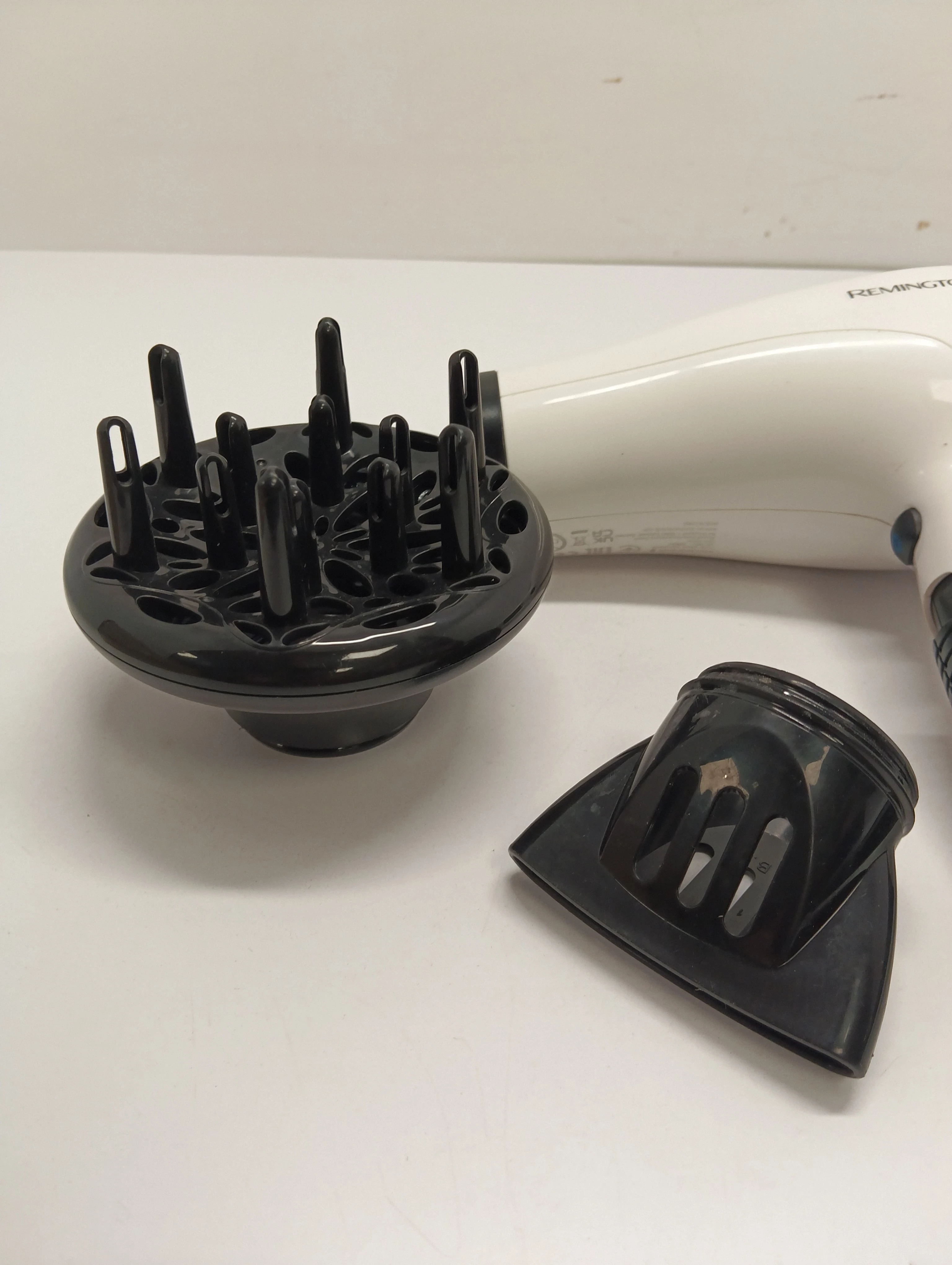 suszarka-do-wlosow-remington-d3015-biala-jonizacja-ean-gtin-5906846040536