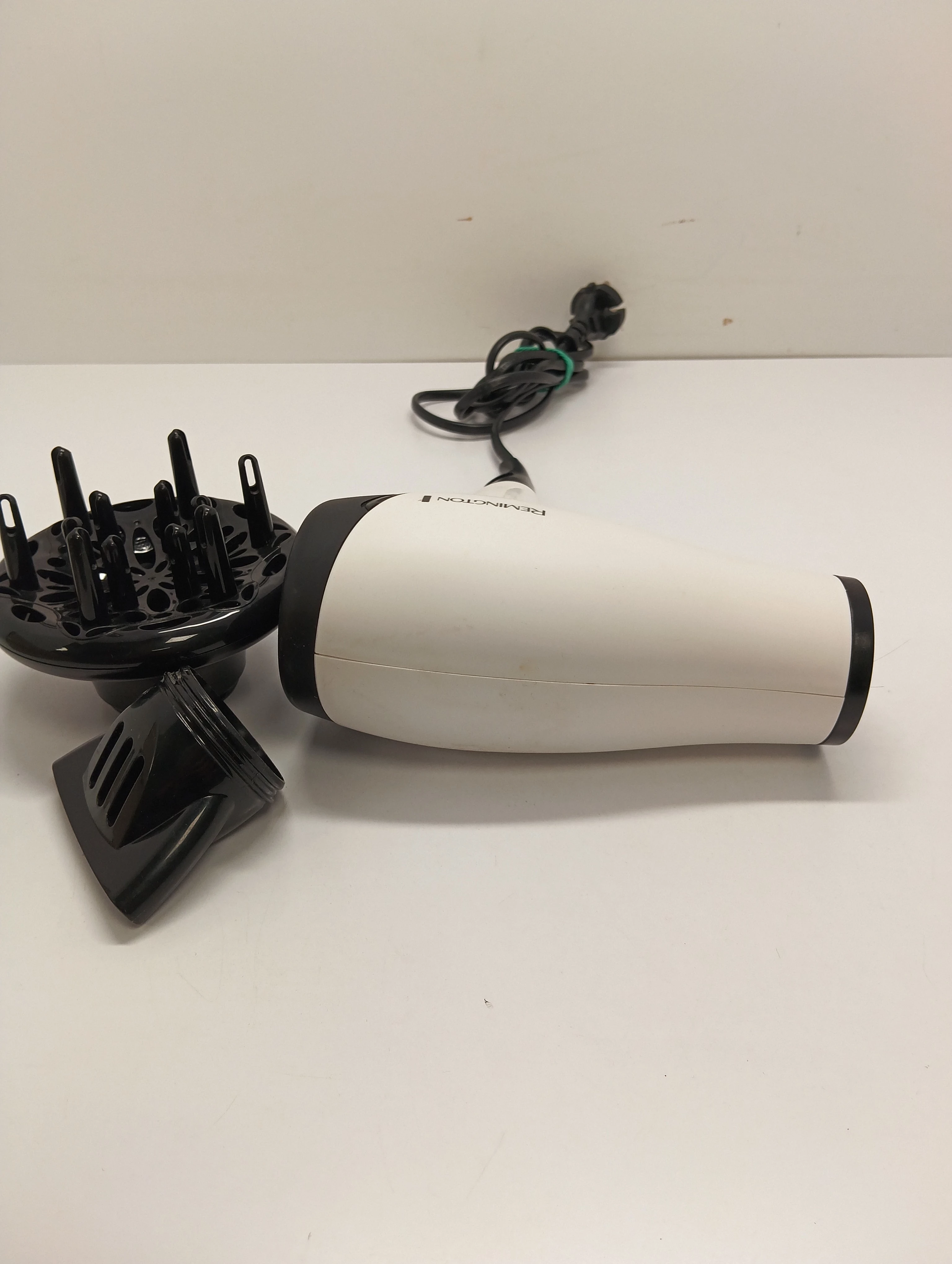 suszarka-do-wlosow-remington-d3015-biala-jonizacja-liczba-predkosci-nadmuchu-2