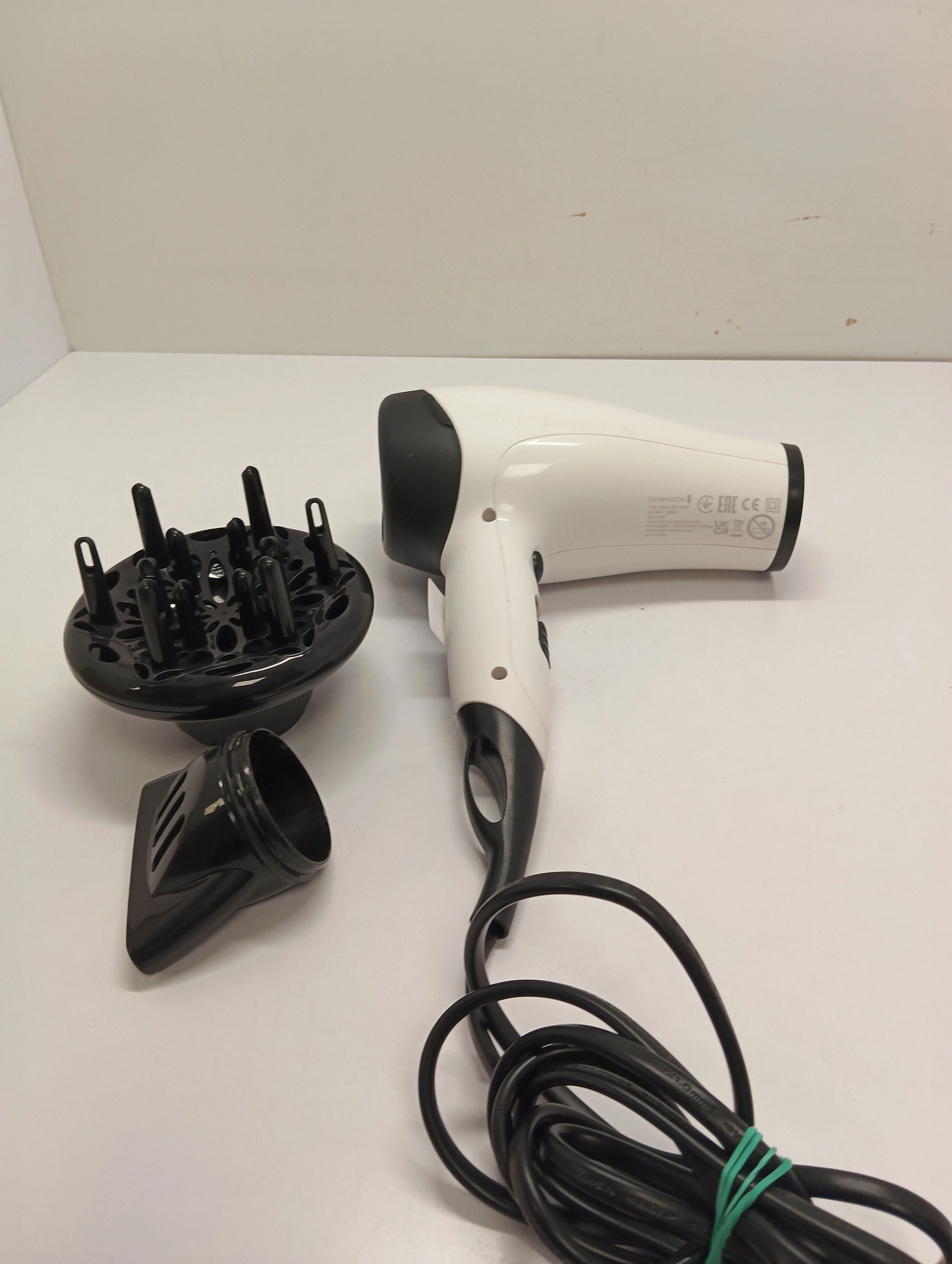 suszarka-do-wlosow-remington-d3015-biala-jonizacja-kod-producenta-gauf300-6ct6eg5r4