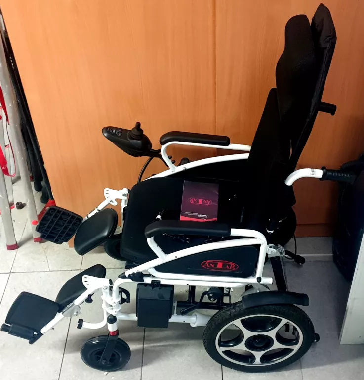 KOMPAKTOWY WÓZEK ELEKTRYCZNY INWALIDZKI AT 52313 STAN BDB