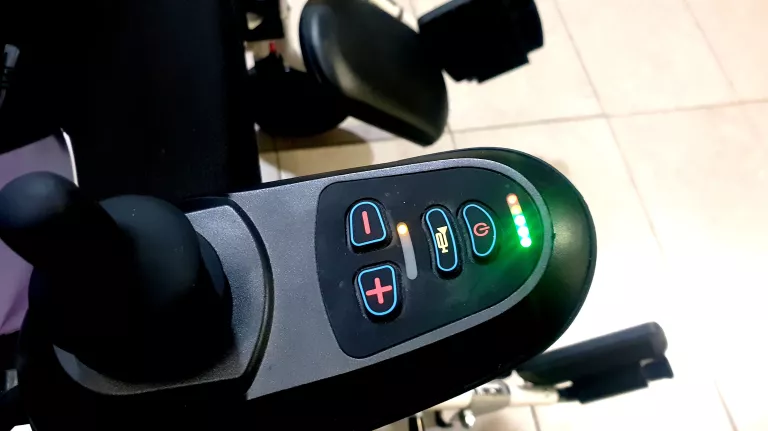 KOMPAKTOWY WÓZEK ELEKTRYCZNY INWALIDZKI AT 52313 STAN BDB