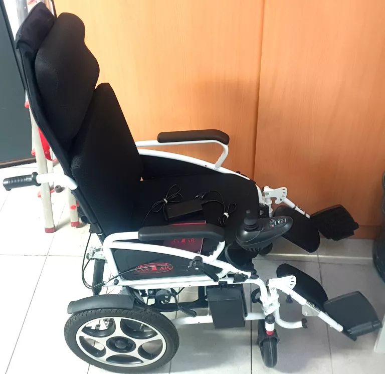 KOMPAKTOWY WÓZEK ELEKTRYCZNY INWALIDZKI AT 52313 STAN BDB