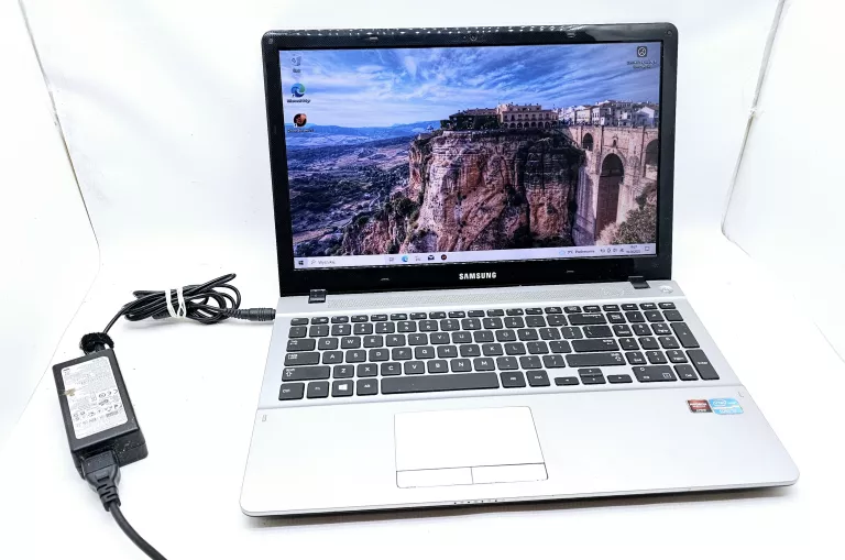 LAPTOP SAMSUNG 370 R + ŁAD WIN 10/8GBRAMU/128GB HDD/ I3 3 GEN OPIS