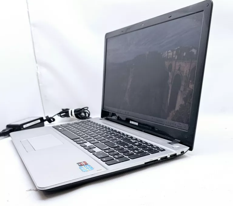 LAPTOP SAMSUNG 370 R + ŁAD WIN 10/8GBRAMU/128GB HDD/ I3 3 GEN OPIS