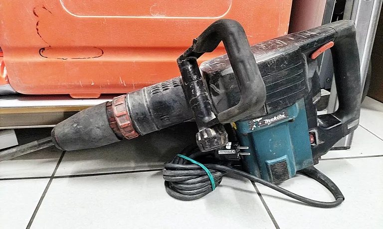 MŁOT UDAROWY MAKITA HM1202C
