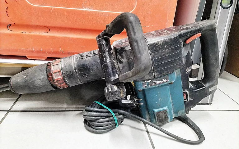 MŁOT UDAROWY MAKITA HM1202C