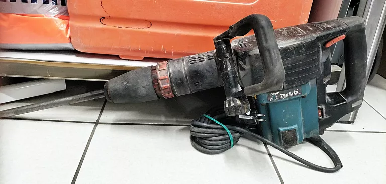 MŁOT UDAROWY MAKITA HM1202C