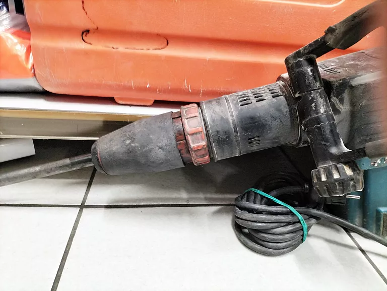 MŁOT UDAROWY MAKITA HM1202C
