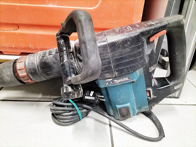 MŁOT UDAROWY MAKITA HM1202C
