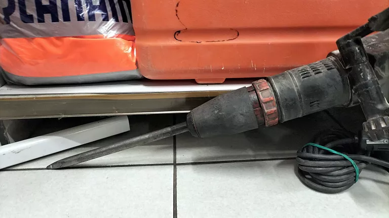 MŁOT UDAROWY MAKITA HM1202C