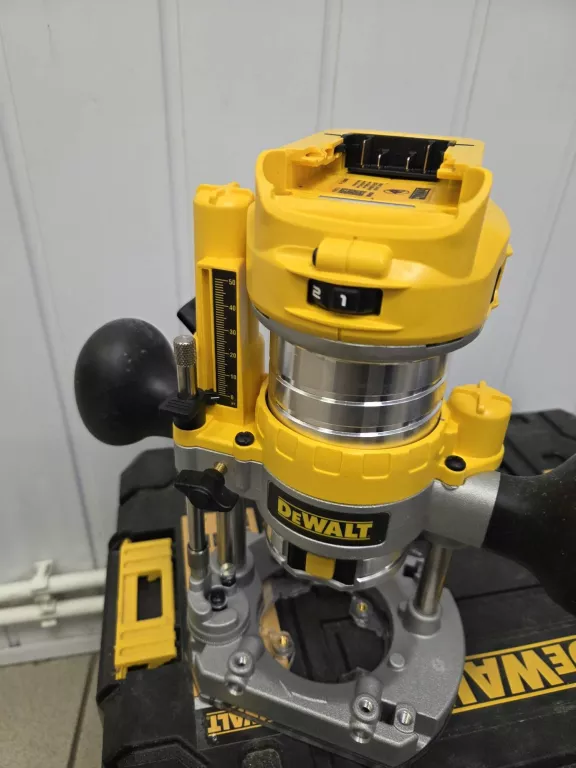 FREZARKA DEWALT DCW600
