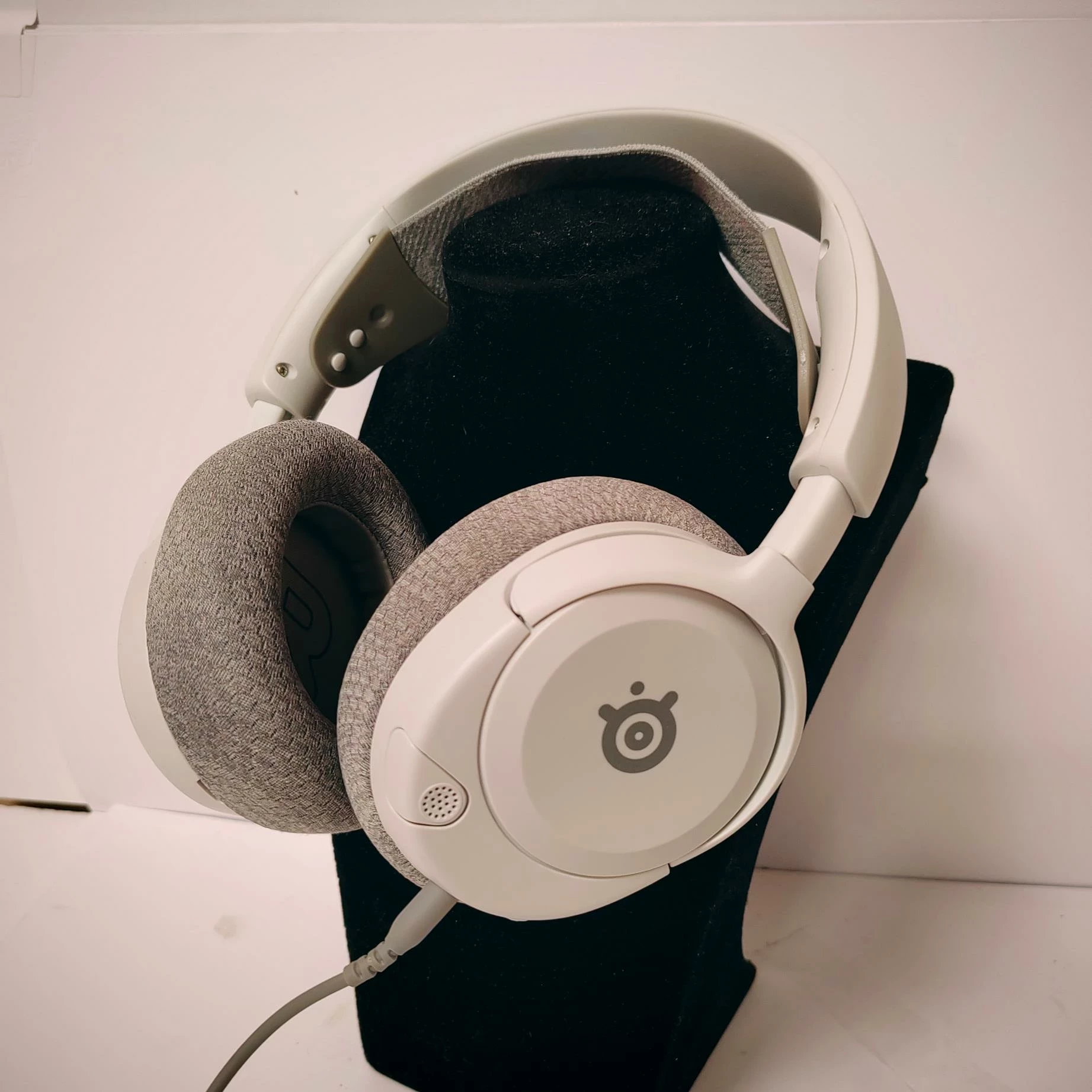 sluchawki-steelseries-arctis-nova-1p-playstation-biale-aleja-wolnosci-15b-czestochowa-sj