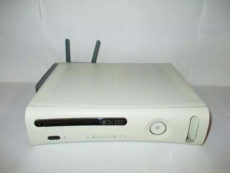 KONSOLA XBOX 360 ARCADE 16GB + WIFI + 4 GRY + PAD.