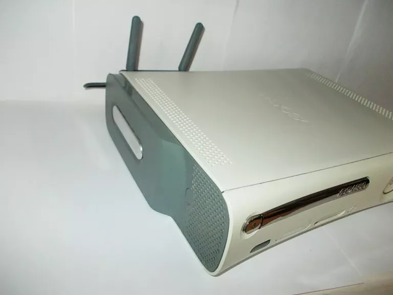 KONSOLA XBOX 360 ARCADE 16GB + WIFI + 4 GRY + PAD.