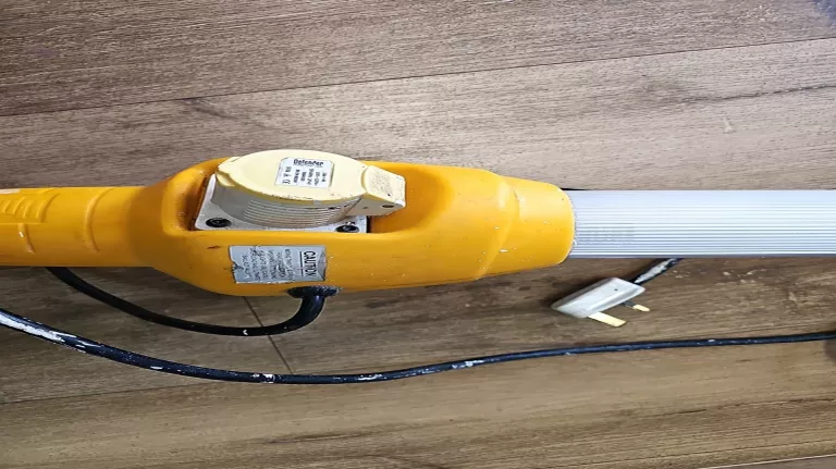 LAMPA WARSZTATOWA Z PODSTAWĄ DEFENDER UPLIGHT V2
