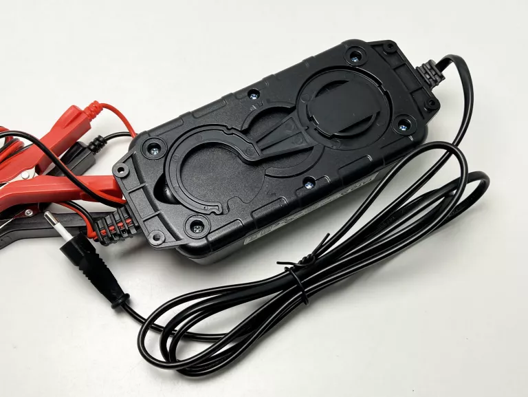 PROSTOWNIK ELEKTRONICZNY YATO YT-83033 6-12V 1/4A