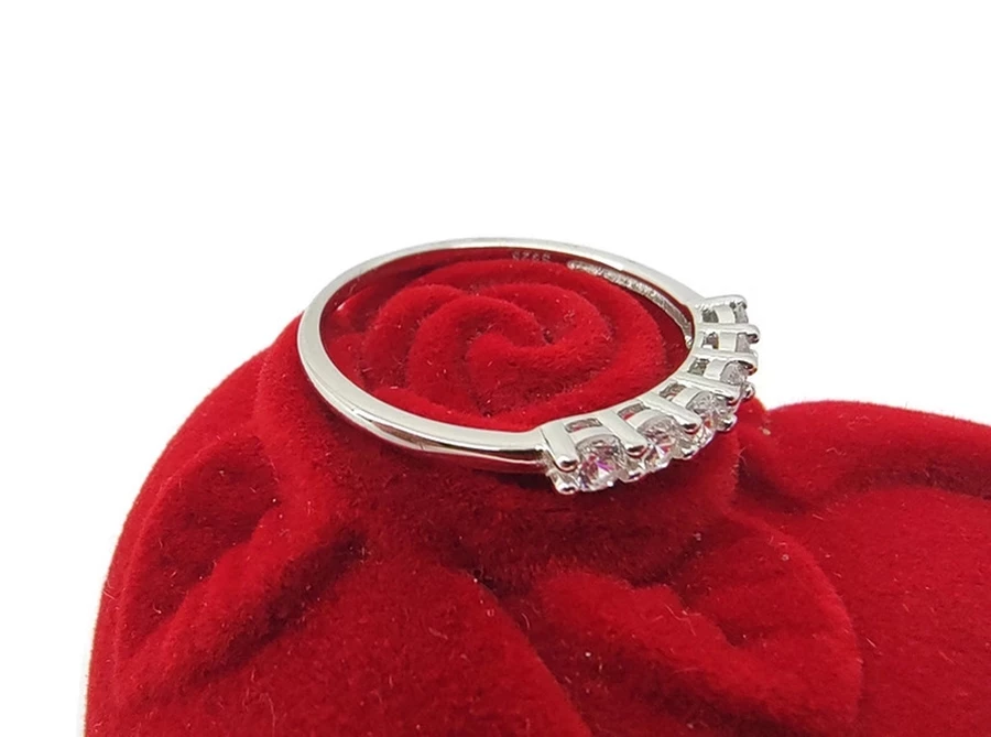 delikatny-srebrny-pierscionek-z-cyrkoniami-r15-kolor-dominujacy-205826-1081899