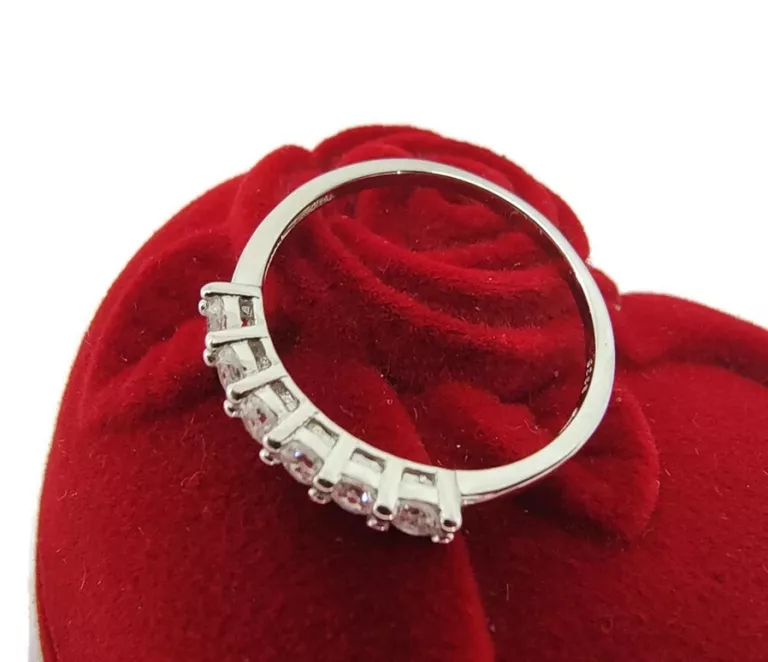 delikatny-srebrny-pierscionek-z-cyrkoniami-r15-kamien-17088-128