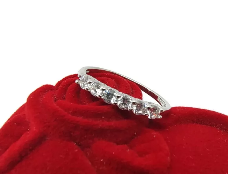 delikatny-srebrny-pierscionek-z-cyrkoniami-r15-material-15835-4