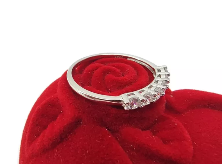 delikatny-srebrny-pierscionek-z-cyrkoniami-r15-kolor-dominujacy-205826-1081899