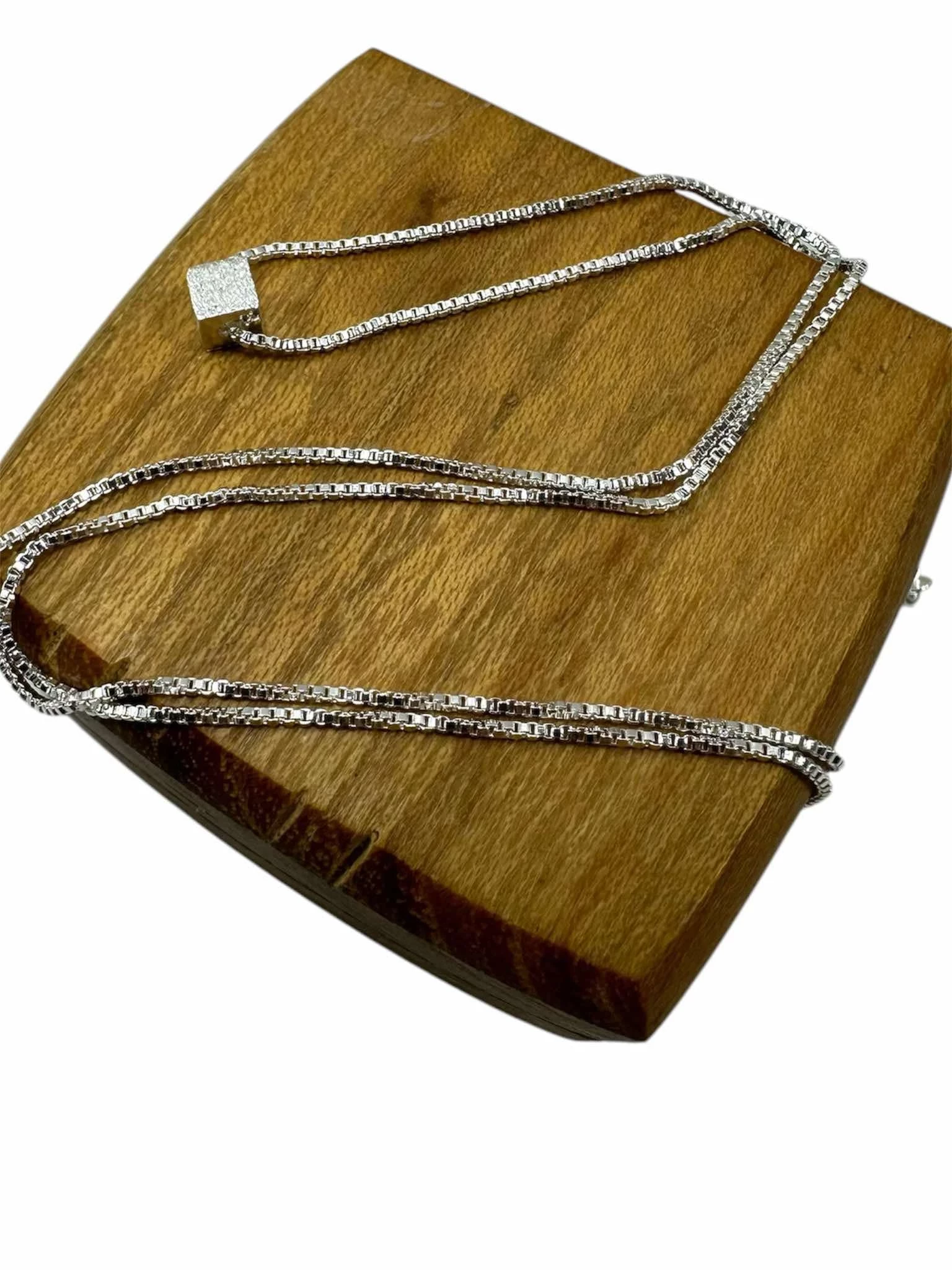 delikatny-srenrny-lancuszek-z-kwadratowa-zawieszka-925-239-g-47-cm-regul-slowackiego-11-elk